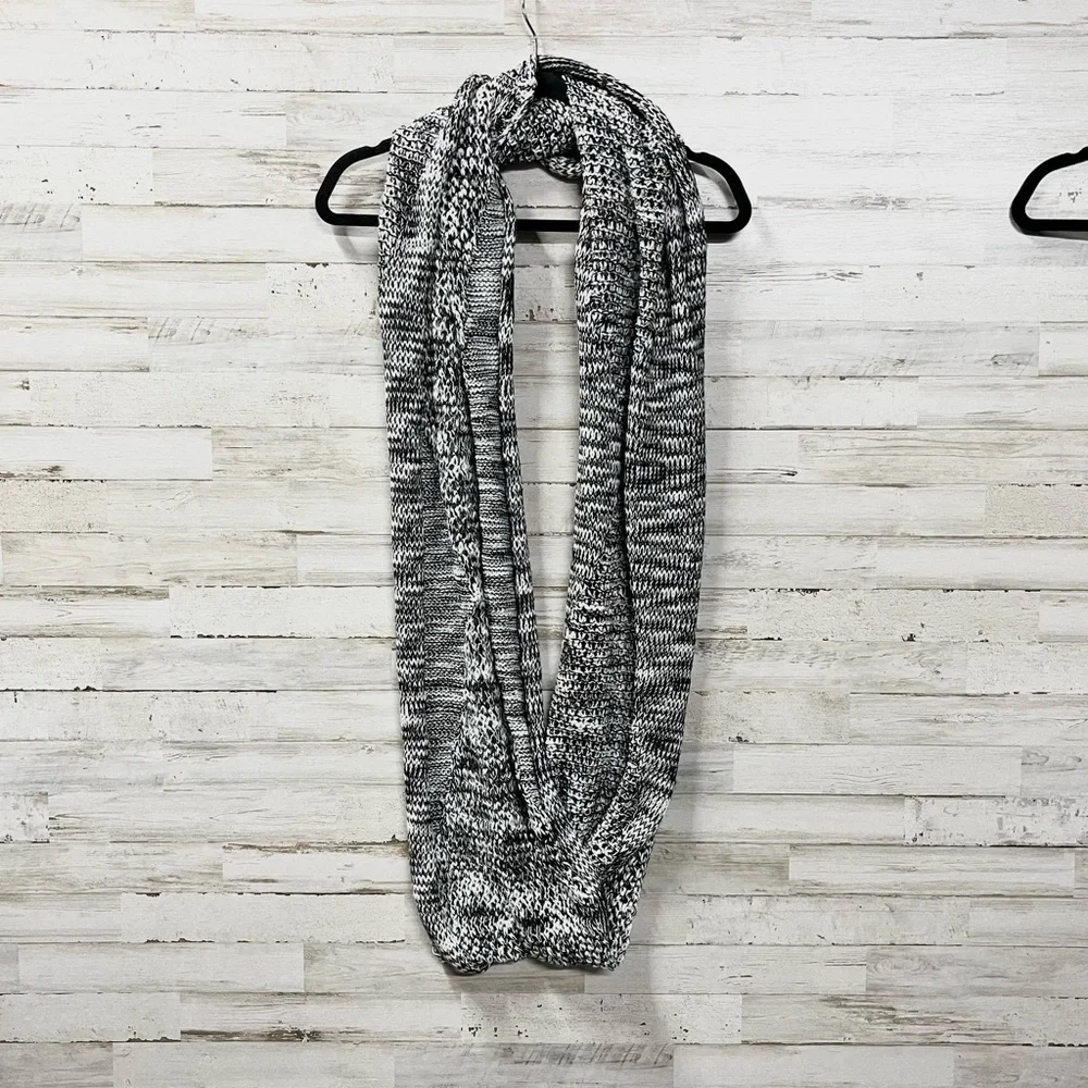 Ann Taylor Geometric Monochrome Knit Scarf